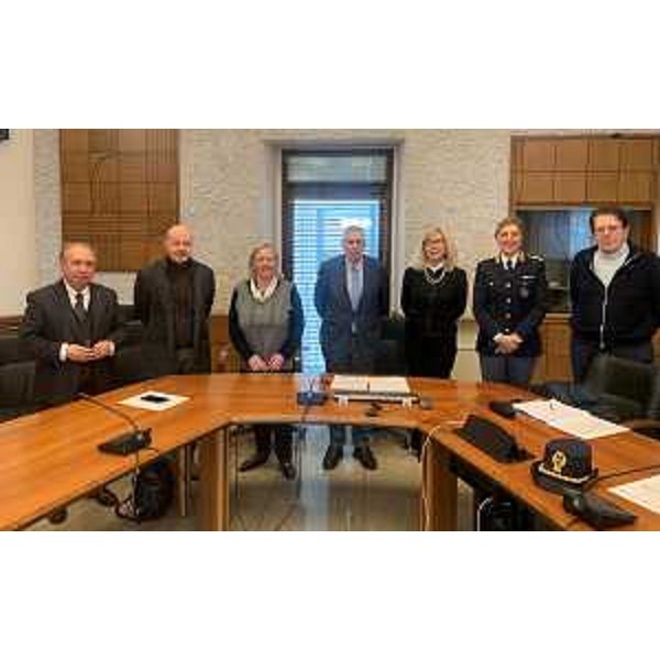 I sottoscrittori del protocollo sul contrato all'infanzia violata: da sx, il presidente dell'Osservatorio Antimafia, Enrico Sbriglia, il Difensore civico, Arrigo De Paoli, la presidente della Crpo, Dusy Marcolin, il garante Paolo Pittaro, la direttrice dell'Ufficio scolastico, Daniela Beltrame, M<nuela Giorgi della Polizia postale e il presidente del Corecom, Mario Trampus - I sottoscrittori del protocollo sul contrato all'infanzia violata: da sx, il presidente dell'Osservatorio Antimafia, Enrico Sbriglia, il Difensore civico, Arrigo De Paoli, la presidente della Crpo, Dusy Marcolin, il garante Paolo Pittaro, la direttrice dell'Ufficio scolastico, Daniela Beltrame, M<nuela Giorgi della Polizia postale e il presidente del Corecom, Mario Trampus