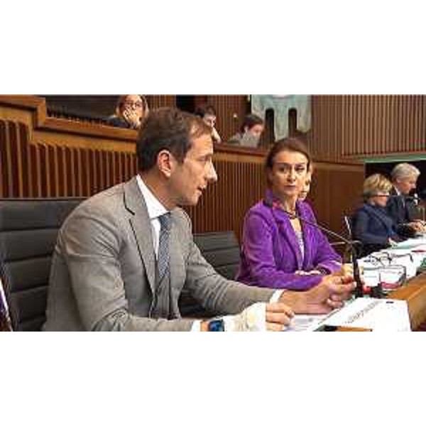 Mara Piccin (FI) con il presidente Massimiliano Fedriga durate la seduta odierna della IV Commissione - Mara Piccin (FI) con il presidente Massimiliano Fedriga durate la seduta odierna della IV Commissione