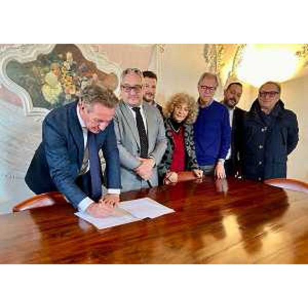 La sigla dell'accordo per la realzzazione del parco fotovoltaico a Spilimbergo e la costituzione della Comuntà energetica regionale alla presenza dell'assessore regionale Fabio Scoccimarro - La sigla dell'accordo per la realzzazione del parco fotovoltaico a Spilimbergo e la costituzione della Comuntà energetica regionale alla presenza dell'assessore regionale Fabio Scoccimarro