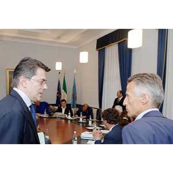 Riccardo Illy (Presidente Regione Friuli Venezia Giulia) con Ezio Beltrame (Assessore regionale alla salute e protezione sociale) alla giunta regionale per la nomina del Commissario dell'Azienda ospedaliero-universitaria di Udine (Trieste, 24/07/06)