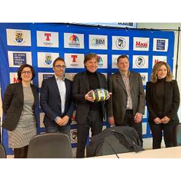 L'assessore regionale alle Attività produttive e Turismo, Sergio Emidio Bini con il vicesindaco di Tarvisio, Serena De Simone, la presidente dell'Uisp, Sara Vito, il vicepresidente del Consiglio regionale, Stefano Mazzolini e il direttore del torneo, Cesare Zambelli. - L'assessore regionale alle Attività produttive e Turismo, Sergio Emidio Bini con il vicesindaco di Tarvisio, Serena De Simone, la presidente dell'Uisp, Sara Vito, il vicepresidente del Consiglio regionale, Stefano Mazzolini e il direttore del torneo, Cesare Zambelli.