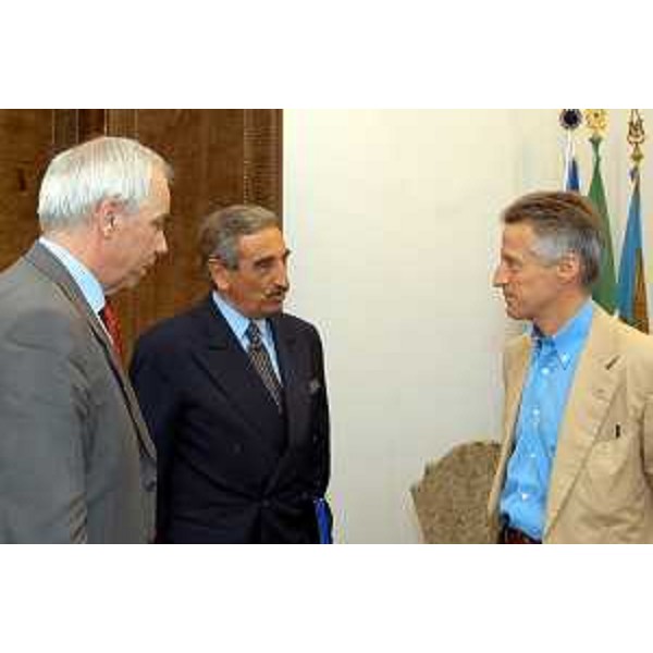 Giovanni Bellarosa (Segretario generale Regione), Bartolomeo Manna (Presidente Corte dei Conti FVG) e Riccardo Illy (Presidente Friuli Venezia Giulia) a colloquio nella sede della Regione a Trieste. (Trieste 25/06/03) 