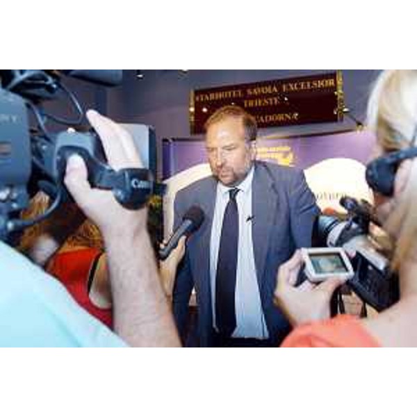 Roberto Cosolini (Assessore regionale Lavoro, Formazione, Università e Ricerca) alla prima seduta annuale del Comitato di sorveglianza del Programma operativo regionale Obiettivo 3, all'Hotel Savoia Excelsior di Trieste. (Trieste 26/06/03) 