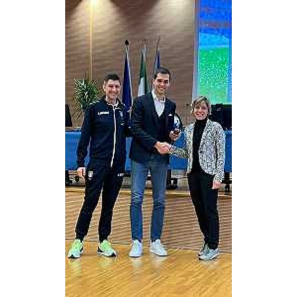 L'assessore Barbara Zilli premia l'arbitro Luca Zufferli - L'assessore Barbara Zilli premia l'arbitro Luca Zufferli