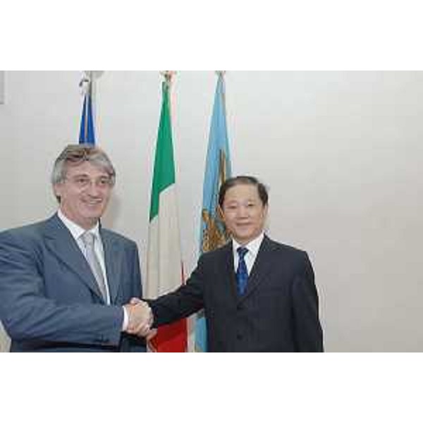 Renzo Tondo (Presidente Friuli Venezia Giulia) riceve Sun Yuxi (Ambasciatore cinese) nel palazzo della Regione a Trieste. (Trieste 15/07/08)