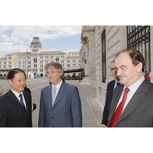 Sun Yuxi (Ambasciatore cinese), Renzo Tondo (Presidente Friuli Venezia Giulia) e Roberto Molinaro (Assessore regionale Cultura) in piazza Unità accanto al palazzo della Regione a Trieste. (Trieste 15/07/08)