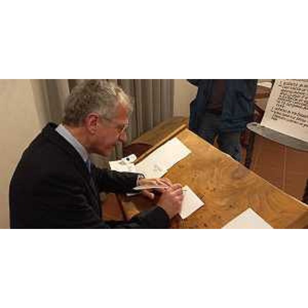 Il presidente Piero Mauro Zanin sperimenta la penna d'oca durante la visita allo Scriptorium di San Daniele del Friuli - Il presidente Piero Mauro Zanin sperimenta la penna d'oca durante la visita allo Scriptorium di San Daniele del Friuli