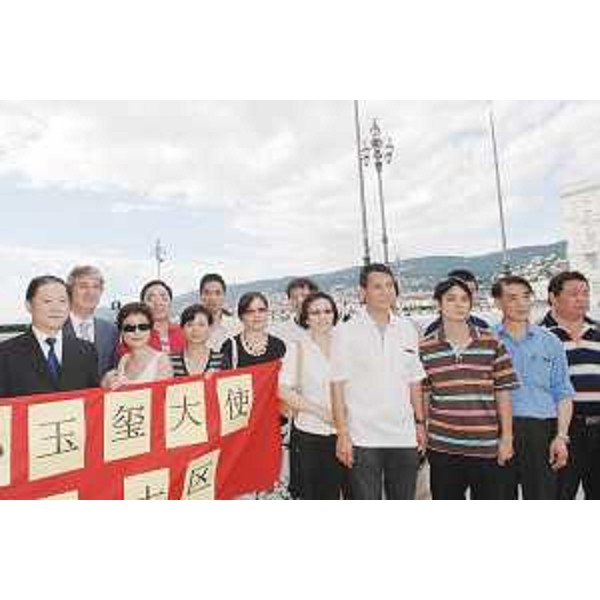 Sun Yuxi (Ambasciatore cinese), Renzo Tondo (Presidente Friuli Venezia Giulia) e una rappresentanza della comunità cinese regionale in piazza Unità accanto al palazzo della Regione a Trieste. (Trieste 15/07/08)