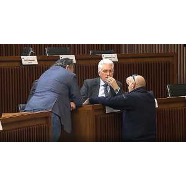 Franco Mattiussi (Forza Italia) a colloquio con Leonardo Barberio (FdI) e Lorenzo Tosolini (Lega) durante la seduta della II Commissione - Franco Mattiussi (Forza Italia) a colloquio con Leonardo Barberio (FdI) e Lorenzo Tosolini (Lega) durante la seduta della II Commissione