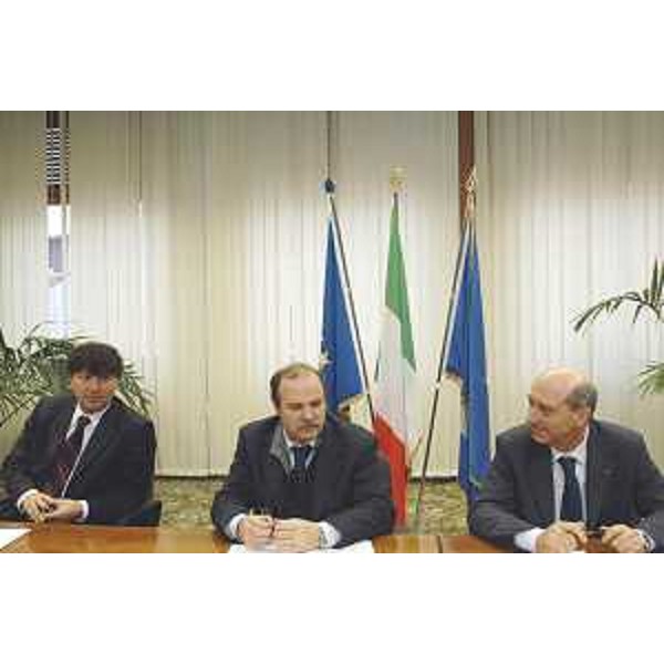 Angelo Baiguera (Portavoce Illy), Gianfranco Moretton (Vicepresidente e Assessore regionale Ambiente e Lavori pubblici) e Guido Baggi (Direttore Agenzia Regione Cronache) in conferenza stampa al termine dei lavori di Giunta, a Udine. (Udine 27/02/04)