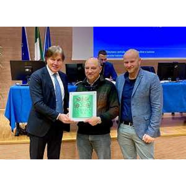 L'assessore regionale Sergio Emidio Bini consegna la targa al Bar Lucco di Pinzano al Tagliamento (ritira la targa Roberto Lucco assieme al sindaco Emiliano De Biasio) - L'assessore regionale Sergio Emidio Bini consegna la targa al Bar Lucco di Pinzano al Tagliamento (ritira la targa Roberto Lucco assieme al sindaco Emiliano De Biasio)