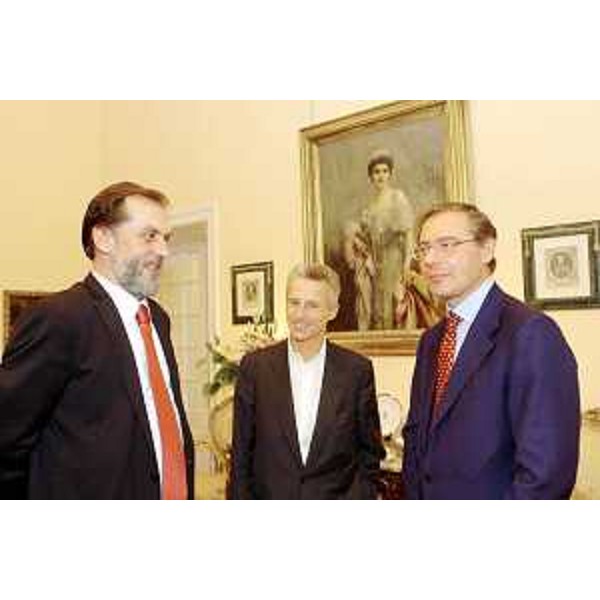 Vuk Draskovic (Ministro Esteri Serbia), Riccardo Illy (Presidente Friuli Venezia Giulia) e Adolfo Urso (Viceministro Attività produttive) a Belgrado. (Belgrado 17/10/04)