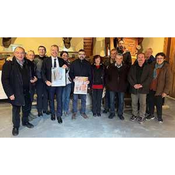 Il presidente Piero Mauro Zanin e il sindaco di Talmassons, Fabrizio Pitton (a destra), con in mano il nuovo calendario del Mulino Braida - Il presidente Piero Mauro Zanin e il sindaco di Talmassons, Fabrizio Pitton (a destra), con in mano il nuovo calendario del Mulino Braida
