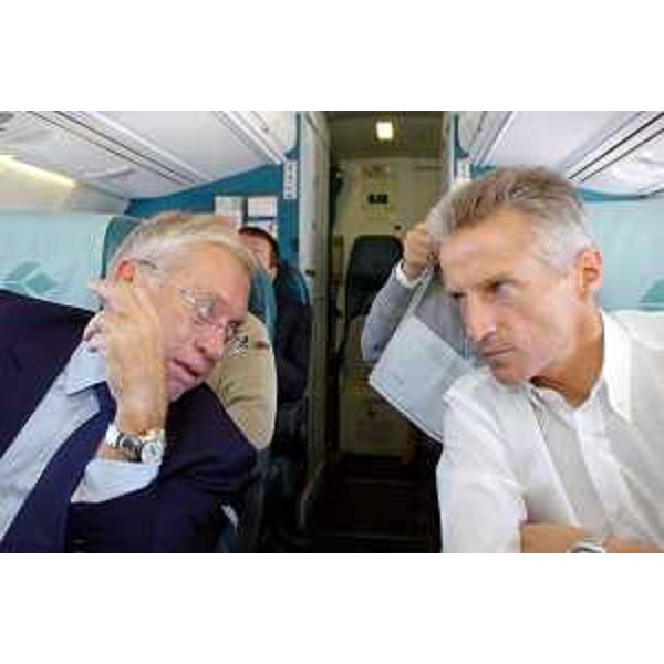 Emilio Terpin (Presidente Finest) e Riccardo Illy (Presidente Friuli Venezia Giulia) in aereo di ritorno da Belgrado. (18/10/04)