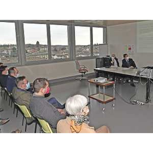 Il governatore Fedriga e il vice Riccardi nel corso dell'illustrazione degli investimenti - Il governatore Fedriga e il vice Riccardi nel corso dell'illustrazione degli investimenti