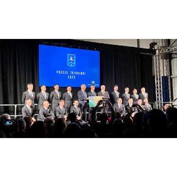 Riccardi durante lo svelamento del poster 2023 delle Frecce Tricolori - Riccardi durante lo svelamento del poster 2023 delle Frecce Tricolori