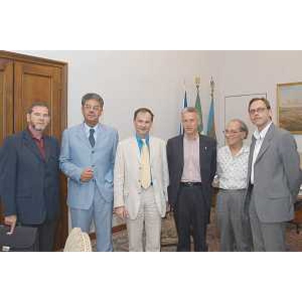 Riccardo Illy (Presidente Friuli Veenzia Giulia) e Roberto Antonaz (Assessore regionale Corregionali Estero) con rappresentanti dell'Unione italiana d'Istria. (Trieste 08/07/03)