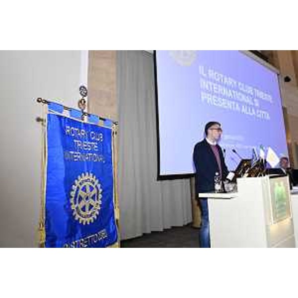 L'assessore Roberti interviene alla consegna della Carta costitutiva del nuovo Rotary club Trieste International - L'assessore Roberti interviene alla consegna della Carta costitutiva del nuovo Rotary club Trieste International