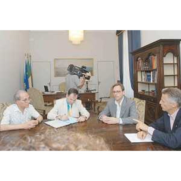 Riccardo Illy (Presidente Friuli Veenzia Giulia), Maurizio Tremul (Presidente Unione italiana), Giacomo Scotti (Vicepresidente Unione italiana) e Silvano Zilli (Vicesindaco Rovigno). (Trieste 08/07/03)