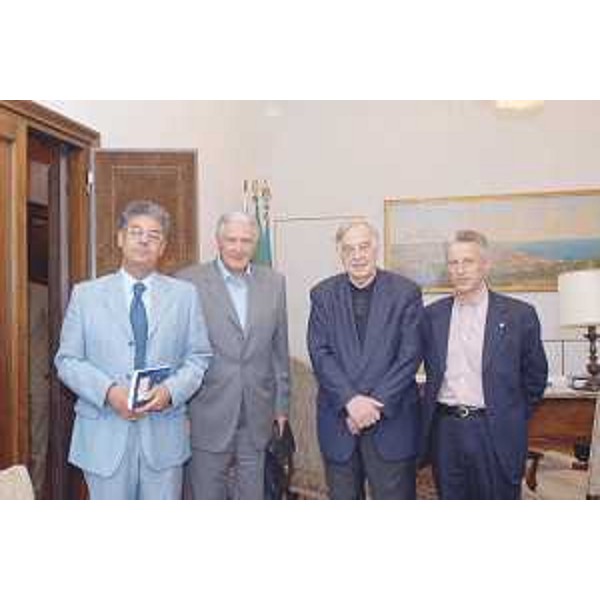 Roberto Antonaz (Assessore regionale Corregionali Estero), Mario Toros (Presidente Ente Friuli nel Mondo), Dario Rinaldi (Presidente Associazione Giuliani nel Mondo) e Riccardo Illy (Presidente Friuli Venezia Giulia) nella sede della Regione a Trieste. (Trieste 08/07/03)