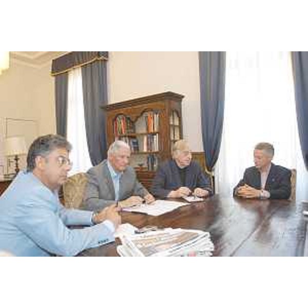 Roberto Antonaz (Assessore regionale Corregionali Estero), Dario Rinaldi (Presidente Associazione Giuliani nel Mondo), Mario Toros (Presidente Ente Friuli nel Mondo) e Riccardo Illy (Presidente Friuli Venezia Giulia) nella sede della Regione a Trieste. (Trieste 08/07/03)