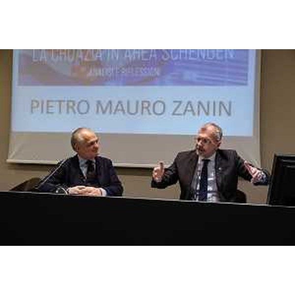 Il presidente del Cr Fvg, Piero Mauro Zanin, e il presidente della comunità croata a Trieste, Damir Murkovic, nel corso del convegno in sala Tessitori - Il presidente del Cr Fvg, Piero Mauro Zanin, e il presidente della comunità croata a Trieste, Damir Murkovic, nel corso del convegno in sala Tessitori