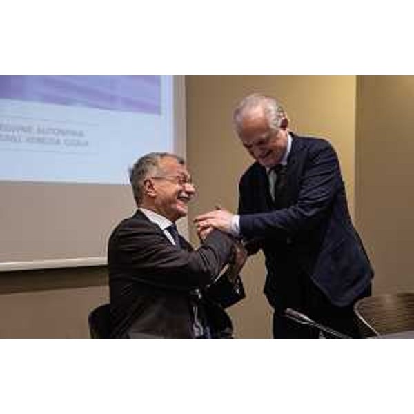 Il presidente Piero Mauro Zanin (a destra) saluta Damir Murkovic, presidente della Comunità croata di Trieste - Il presidente Piero Mauro Zanin (a destra) saluta Damir Murkovic, presidente della Comunità croata di Trieste