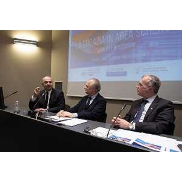 Il sindaco di Trieste, Roberto Dipiazza (primo da sinistra), accanto a Murkovic e al presidente Zanin durante il convegno - Il sindaco di Trieste, Roberto Dipiazza (primo da sinistra), accanto a Murkovic e al presidente Zanin durante il convegno