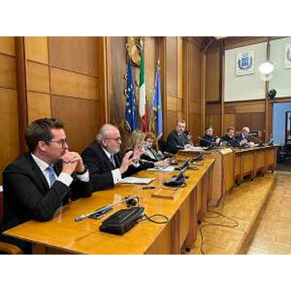 L'intervento del sindaco di Gorizia, Rodolfo Ziberna, affiancato dal collega di Nova Gorica, Samo Turel - L'intervento del sindaco di Gorizia, Rodolfo Ziberna, affiancato dal collega di Nova Gorica, Samo Turel