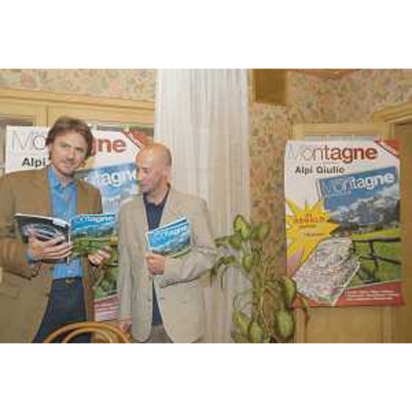 Marco Albino Ferrari (Direttore Meridiani Montagne) e Claudio Tognoni (Direttore CoSeTur) presentano la monografia sulle Alpi Giulie italo-slovene. (Trieste 10/07/03)