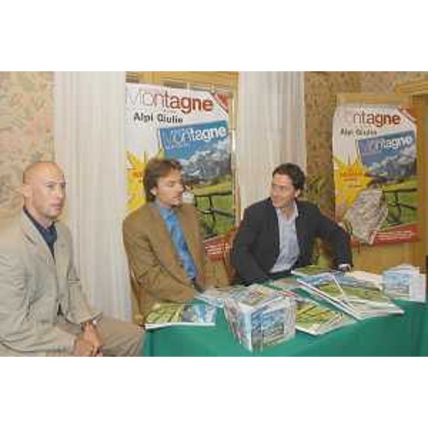 Marco Albino Ferrari (Direttore Meridiani Montagne) e Claudio Tognoni (Direttore CoSeTur) presentano la monografia sulle Alpi Giulie italo-slovene. (Trieste 10/07/03)