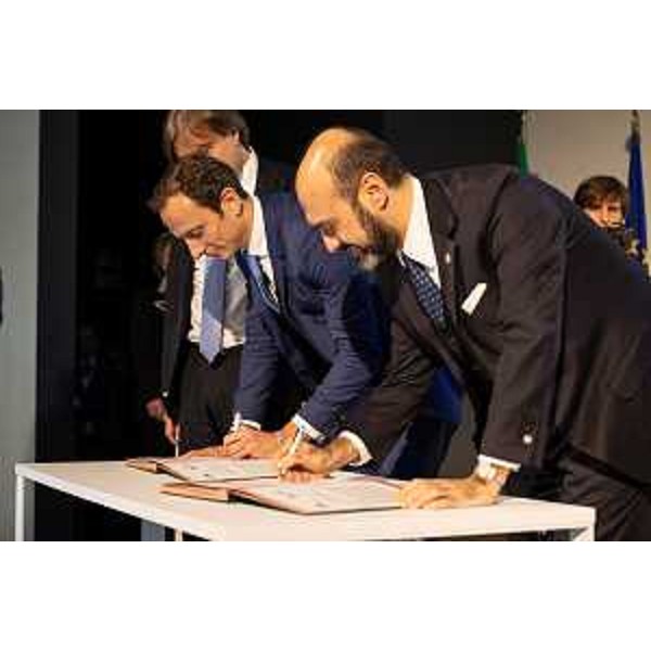 Il governatore Fedriga e il presidente del Tic Andrea Gumina nel momento della firma - Il governatore Fedriga e il presidente del Tic Andrea Gumina nel momento della firma