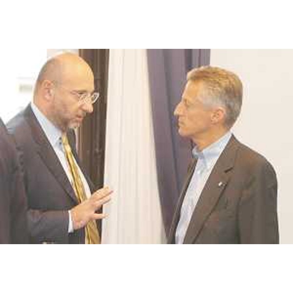 Enrico Bertossi (Assessore regionale Attività produttive) e Riccardo Illy (Presidente Friuli Venezia Giulia) nel corso della riunione di Giunta nella sede della Regione a Trieste. (Trieste 11/07/03)