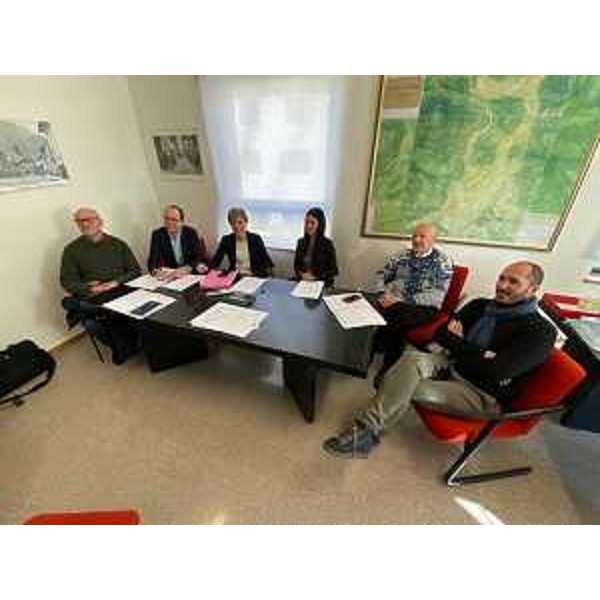 Il tavolo di lavoro con i sindaci della Comunità del Gemonese e l'assessore regionale alle Finanze Barbara Zilli - Il tavolo di lavoro con i sindaci della Comunità del Gemonese e l'assessore regionale alle Finanze Barbara Zilli