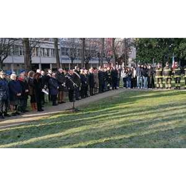 Tra le autorità l'assessore regionale Stefano Zannier in una delle cerimonie che si sono svolte a Pordenone - Tra le autorità l'assessore regionale Stefano Zannier in una delle cerimonie che si sono svolte a Pordenone