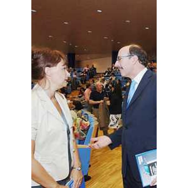 Alessia Rosolen (Assessore regionale Lavoro) e Maurizio Cini (Presidente Unindustria Pordenone) alla presentazione del Rapporto 2008 dell'Agenzia regionale del lavoro e della formazione professionale, nella sede regionale di Udine. (Udine 16/07/08) 