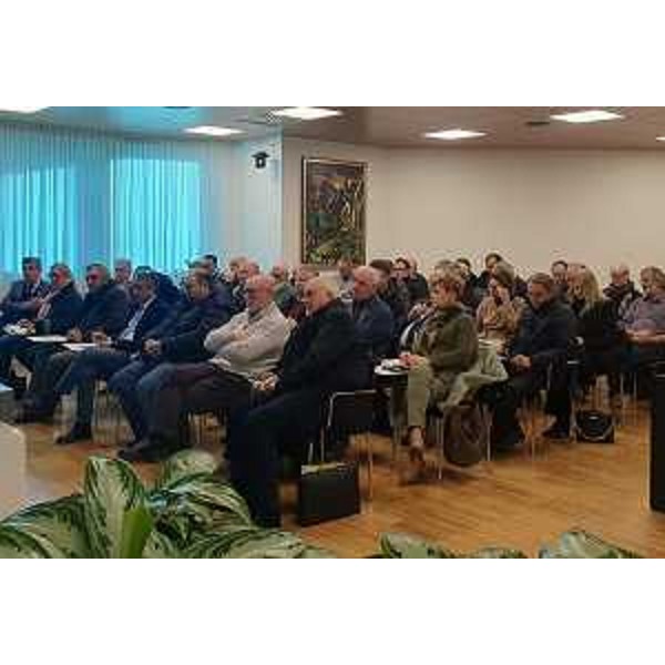 La sala dell'incontro a Udine, gremita di partecipanti - La sala dell'incontro a Udine, gremita di partecipanti