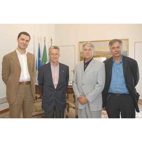 Riccardo Illy (Presidente Friuli Venezia Giulia) con i Segretari regionali della Cgil Ruben Colussi, della Cisl Sante Marzotto e della Uil Luca Visentini, nella sede della Regione a Trieste. (Trieste 10/07/03) 