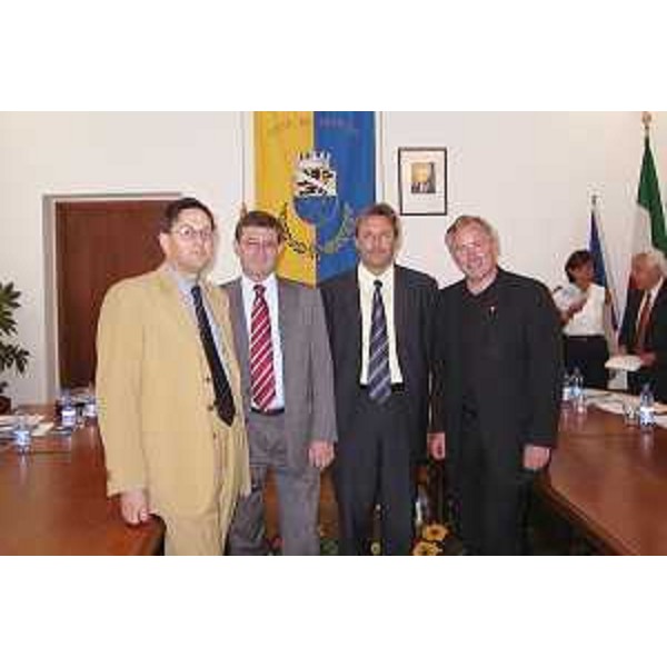 Lodovico Sonego (Assessore regionale Trasporti), Gerhard Doerfler (Assessore Trasporti Carinzia) e Walter Blachfellner (Assessore Trasporti Salisburghese) riuniti a Tarvisio. (Tarvisio 19/07/03)