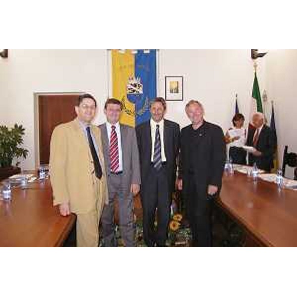 Lodovico Sonego (Assessore regionale Trasporti), Gerhard Doerfler (Assessore Trasporti Carinzia) e Walter Blachfellner (Assessore Trasporti Salisburghese) riuniti a Tarvisio. (Tarvisio 19/07/03)