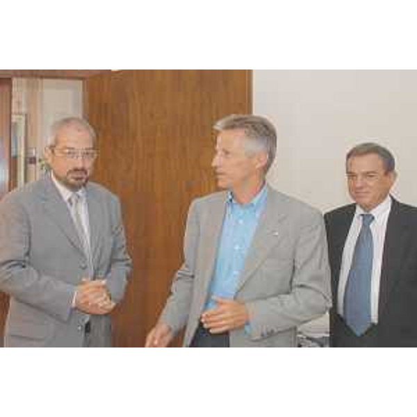 Riccardo Illy (Presidente Friuli Venezia Giulia) con i Rettori degli atenei di Udine, Furio Honsel, e di Trieste, Lucio Delcaro a Palazzo Florio a Udine. (Udine 21/07/03) 