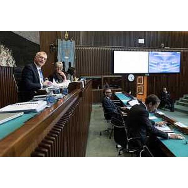 Il presidente del Cr Fvg, Piero Mauro Zanin, durante le fasi di voto - Il presidente del Cr Fvg, Piero Mauro Zanin, durante le fasi di voto
