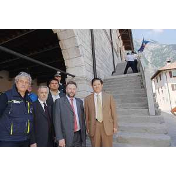 Guglielmo Berlasso (Direttore centrale Protezione civile FVG), Vanni Lenna (Assessore regionale Protezione civile), Amedeo Pascolo (Sindaco Venzone) accompagnano Sun Yuxi (Ambasciatore cinese) nella visita alle zone colpite dal terremoto del 1976. (Venzone 16/07/08)