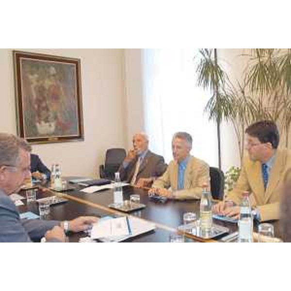 L'incontro tra Riccardo Illy (Presidente Friuli Venezia Giulia) e Georgiy Kirpa (Ministro Trasporti Ucraina), presenti gli Assessori regionali Augusto Antonucci (Finanze) e Lodovico Sonego (Trasporti), nella sede della Regione a Trieste. (Trieste 29/07/03)