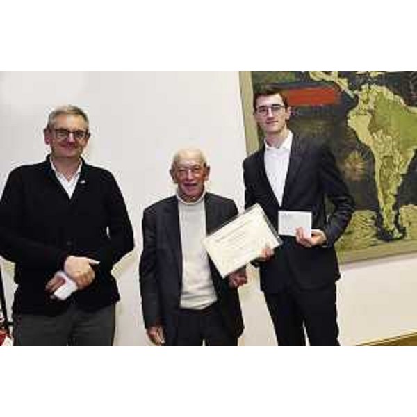 Un momento della consegna del premio di laurea a due tesi di laurea in politiche e interventi riguardanti i diritti e lintegrazione delle persone con disabilità. - Un momento della consegna del premio di laurea a due tesi di laurea in politiche e interventi riguardanti i diritti e lintegrazione delle persone con disabilità.
