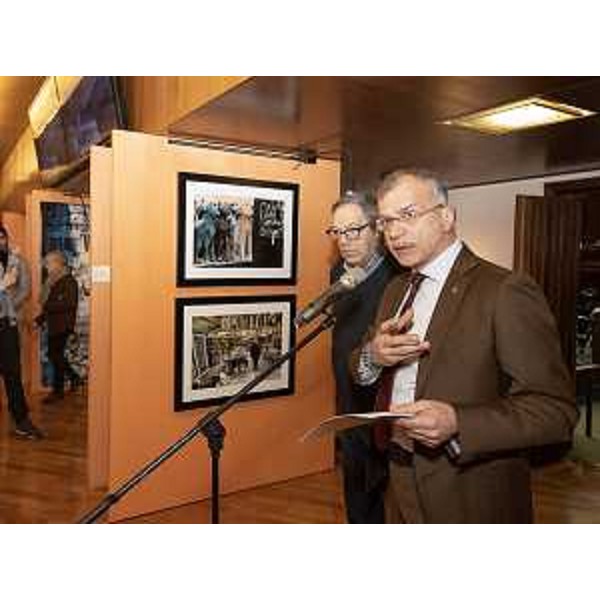 Il presidente del Cr Fvg, Piero Mauro Zanin, insieme al fotografo Mauro Croce durante l'inaugurazione della mostra su Celiberti - Il presidente del Cr Fvg, Piero Mauro Zanin, insieme al fotografo Mauro Croce durante l'inaugurazione della mostra su Celiberti