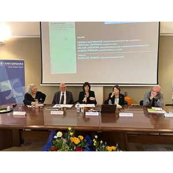 L'assessore regionale al Lavoro Alessia Rosolen alla tavola rotonda durante l'assemblea di Confcooperative Fvg, oggi a Codroipo. - L'assessore regionale al Lavoro Alessia Rosolen alla tavola rotonda durante l'assemblea di Confcooperative Fvg, oggi a Codroipo.