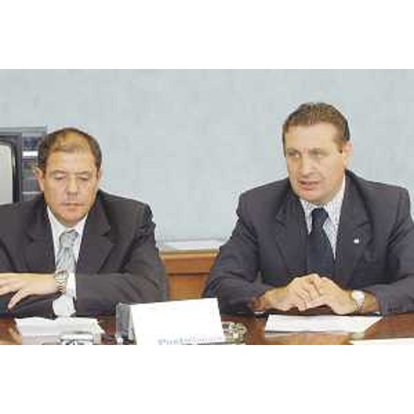Raffaele Galliano (Responsabile Poste Area Nord Est) ed Enzo Marsilio (Assessore regionale Montagna) nella sede regionale di Udine. (Udine 23/07/03) 