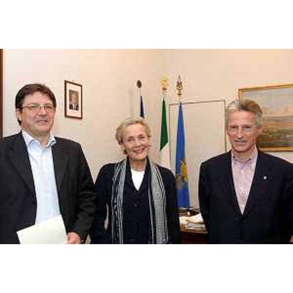 Riccardo Illy (Presidente Regione Friuli Venezia Giulia) con Maria Teresa Bassa Poropat (Presidente della Provincia di Trieste) e Enrico Gherghetta (Presidente della Provincia di Gorizia) ritratti in occasione del loro giuramento davanti al Presidente della Regione (Trieste, 29/04/06)