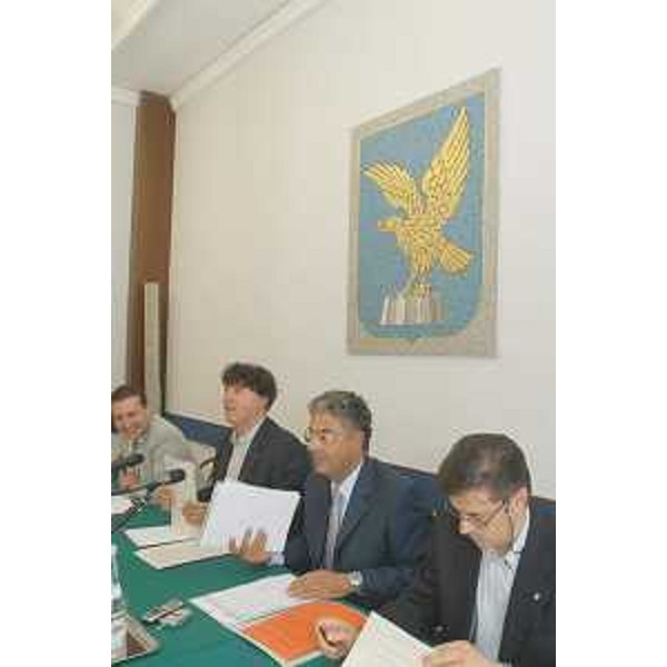 Enzo Marsilio (Assessore regionale Risorse agricole, naturali, forestali e Montagna), Angelo Baiguera (Portavoce Illy), Roberto Antonaz (Assessore regionale Istruzione, Cultura, Sport e Pace) ed Ezio Beltrame (Assessore regionale Relazioni internazionali, comunitarie e Autonomie locali) in conferenza stampa al termine dei lavori di Giunta, nella sede della Regione a Trieste. (Trieste 18/07/03)